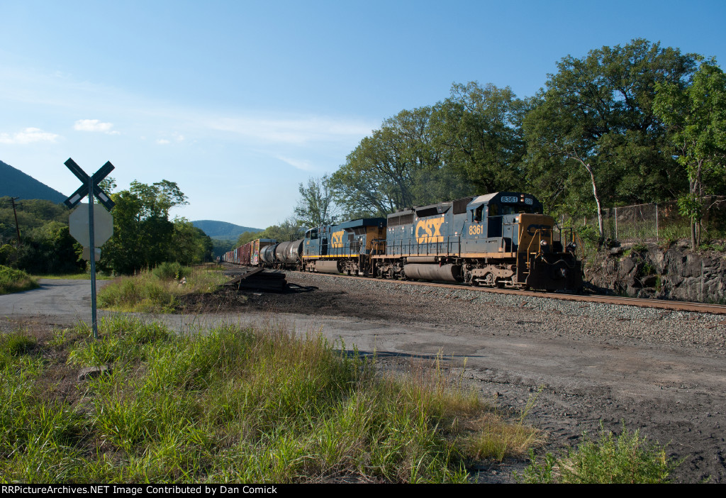 CSX 8361 Leads Q417 at Iona Island